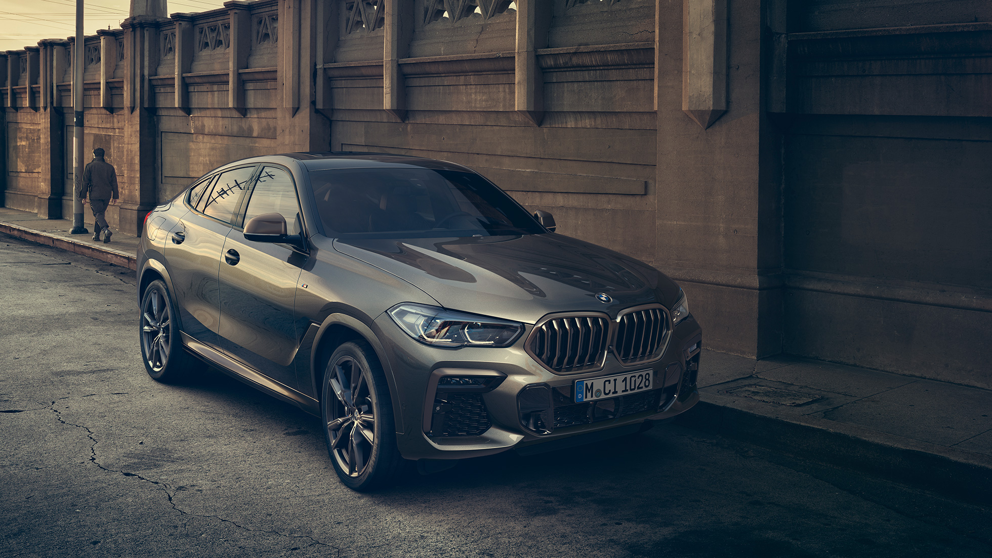 BMW X6 M50i M TwinPower Turbo 8 hengeres benzinmotorral BMW X6 M50i M TwinPower Turbo 8 hengeres benzinmotorral, G06, Manhattan metál, rézsútos oldalnézet