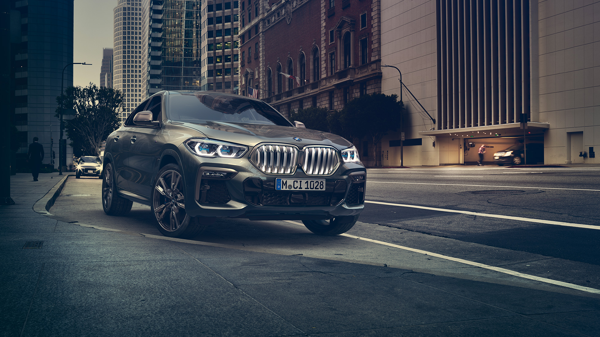 Egy álló BMW X6 M50i BMW X6 M50i, egy városi környezetben álló autó rézsútos elölnézetből