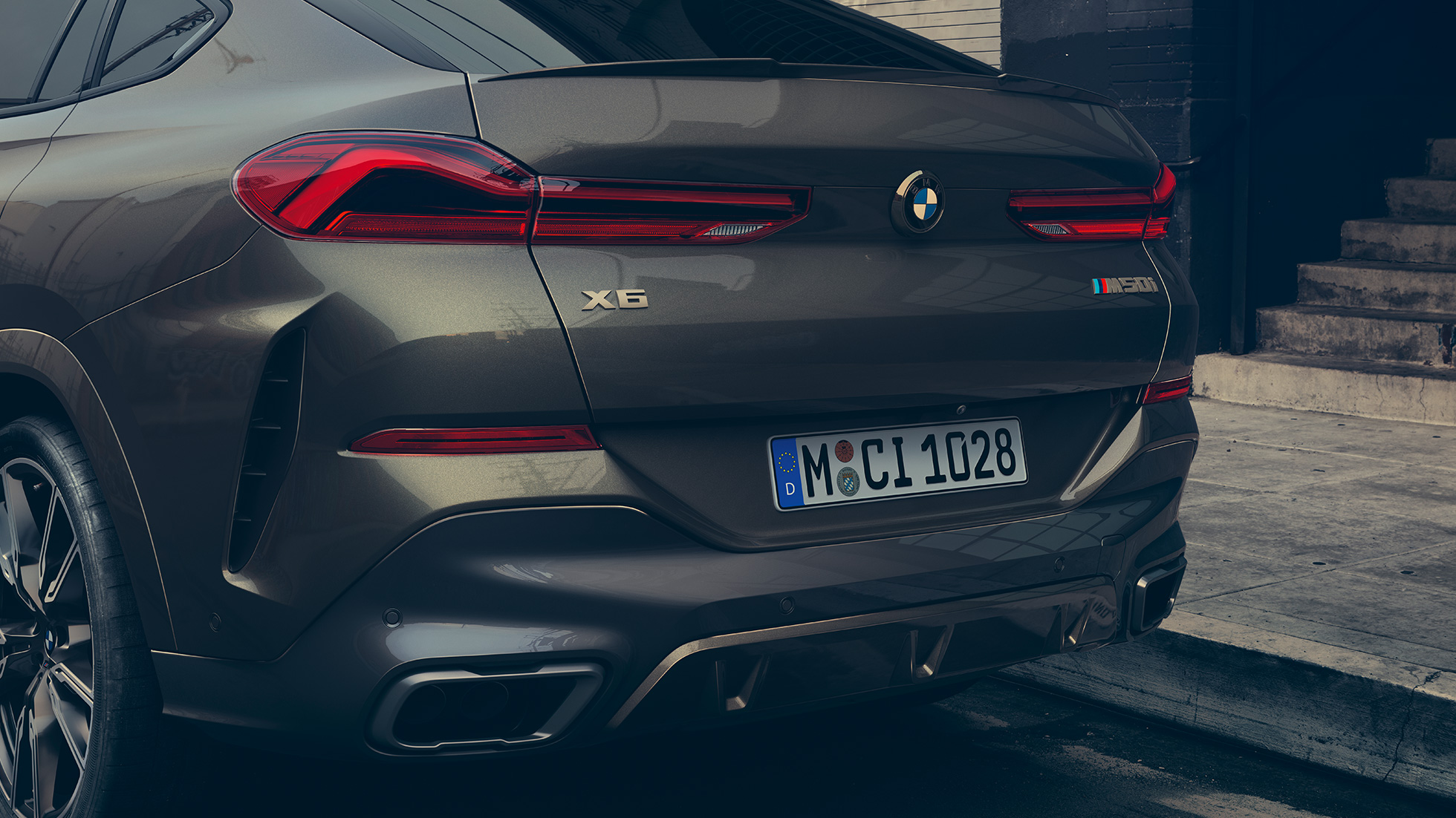 BMW X6 M50i, hátulnézet A BMW X6 M50i farrésze közelről
