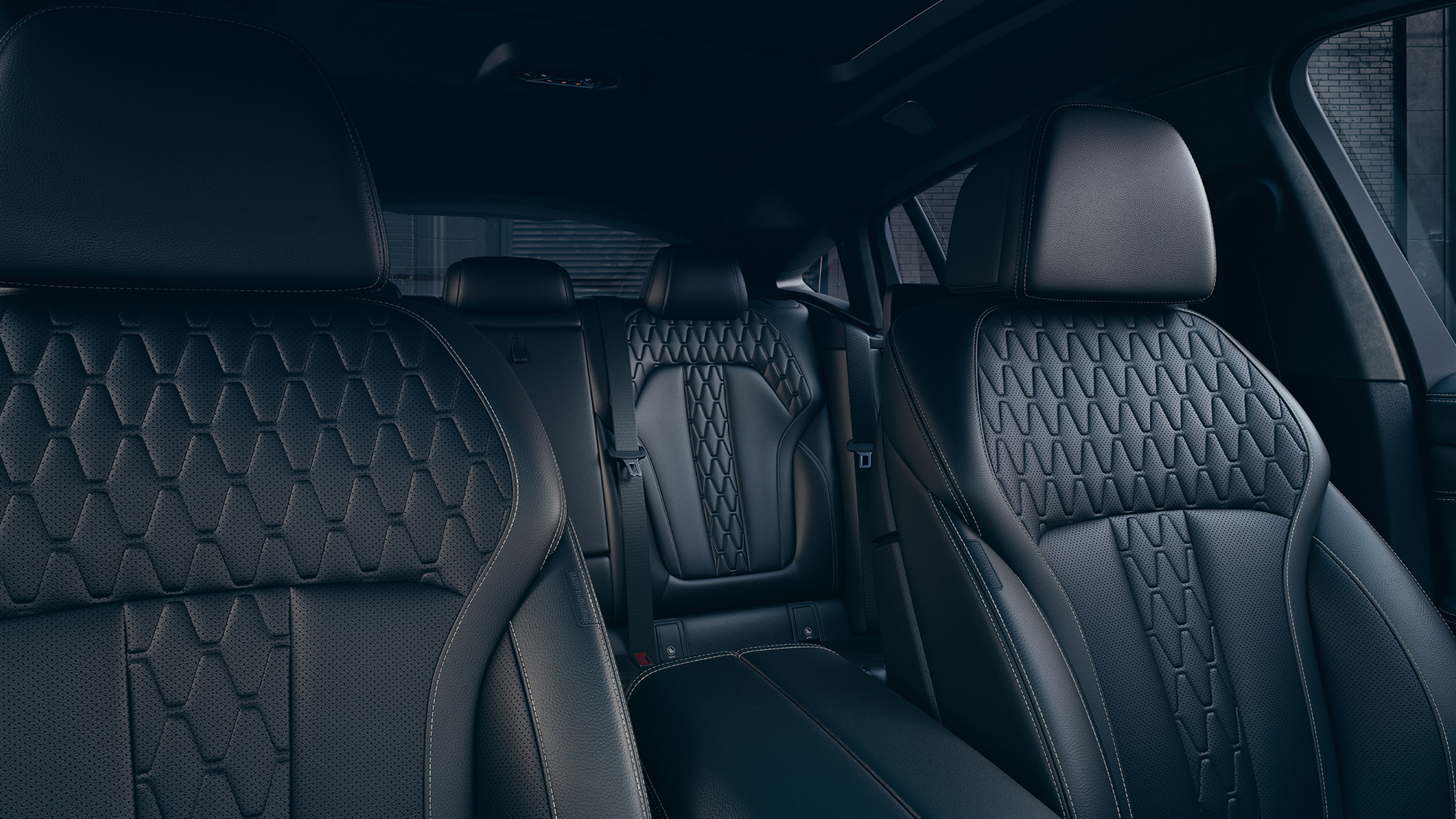 Sportülések a BMW X6 M50i-ben A BMW X6 M50i belső tere, fókuszban a sportülésekkel