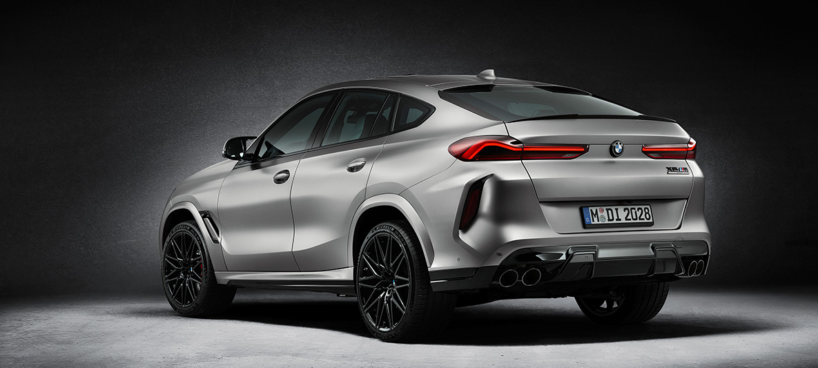 BMW X6 M First Edition, F96, 2020, BMW Individual Frozen sötét ezüst matt metálfényezés, rézsútos hátulnézet BMW X6 M First Edition, F96, 2020, BMW Individual Frozen sötét ezüst matt metálfényezés, rézsútos hátulnézet