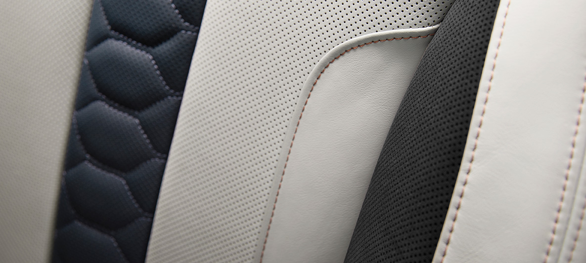 BMW X6 M First Edition, F96, 2020, belső tér, multifunkciós ülések Sakhir narancs kontrasztvarrással ellátott Silverstone/Éjkék Merino teljes bőr/Alcantara kombinációjú kárpittal, közelről BMW X6 M First Edition, F96, 2020, belső tér, multifunkciós ülések Sakhir narancs kontrasztvarrással ellátott Silverstone/Éjkék Merino teljes bőr/Alcantara kombinációjú kárpittal, közelről