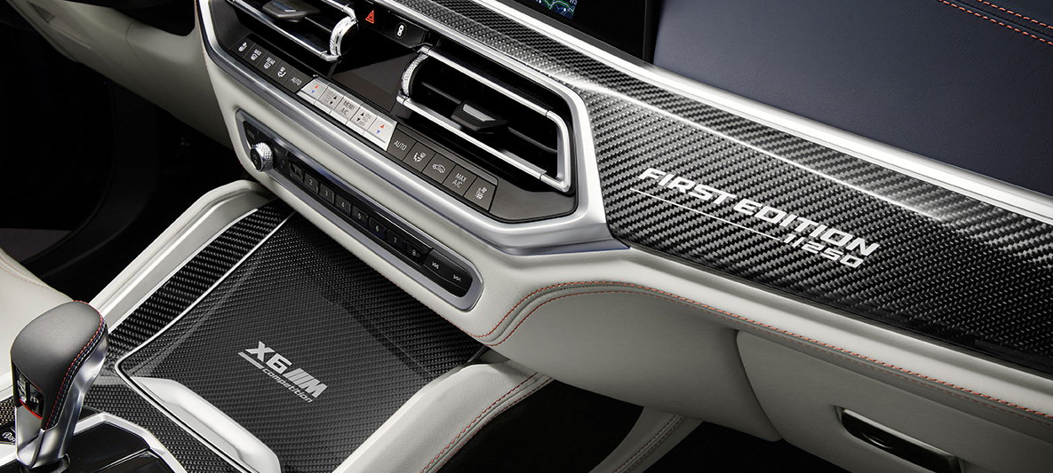 BMW X6 M First Edition, F96, 2020, 'Carbon Fibre' belső díszítőelemek "First Edition" felirattal BMW X6 M First Edition, F96, 2020, 'Carbon Fibre' belső díszítőelemek "First Edition" felirattal