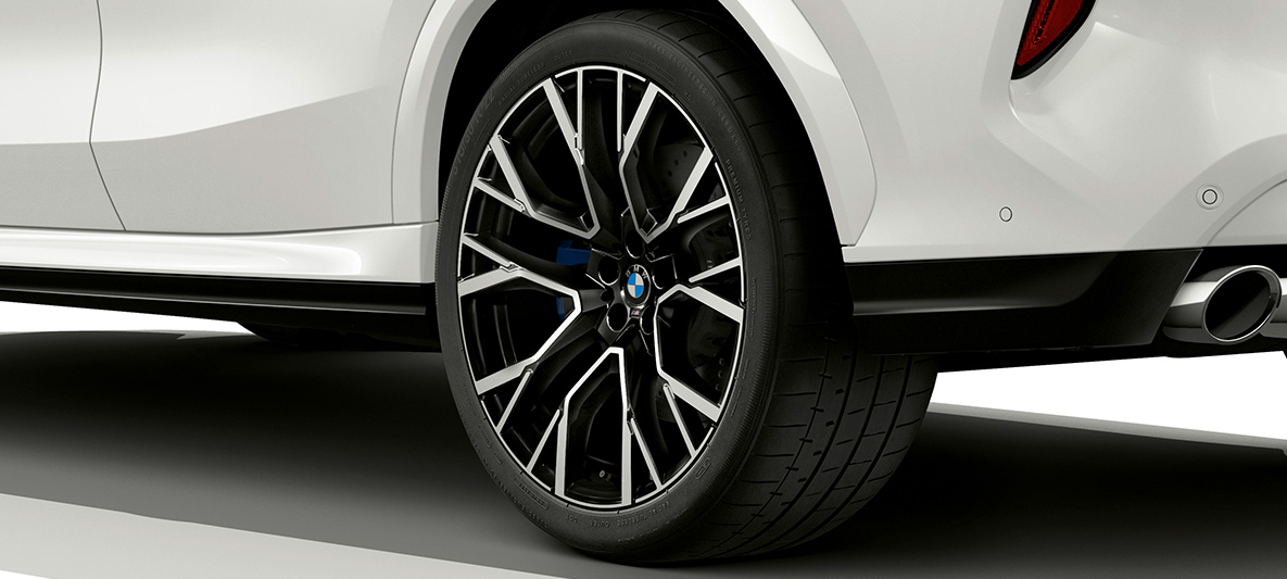 21" M könnyűfém keréktárcsák, kétszínű, Orbit szürke, BMW X6 M, F96 21" M könnyűfém keréktárcsák, kétszínű, Orbit szürke, BMW X6 M, F96, 2020, SUV, közelről