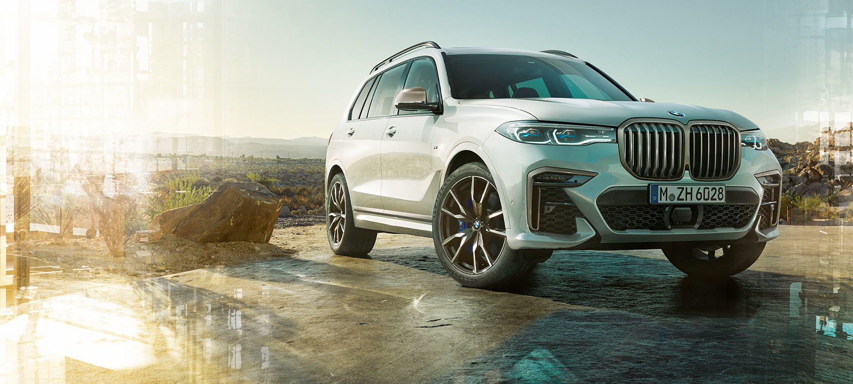 BMW X7 M, háromnegyedes elölnézet Egy álló, Kristály fehér BMW X7 M (G07) háromnegyedes, bal oldali elölnézetből
