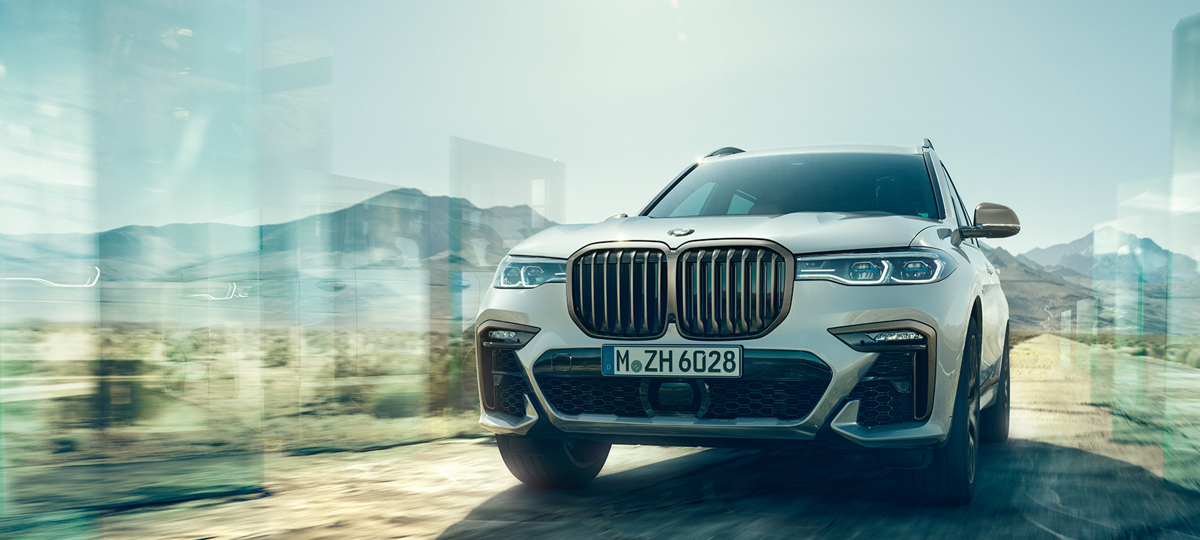 BMW X7 M50i, elölnézet Egy álló, Kristály fehér BMW X7 M50i modell elölnézetből