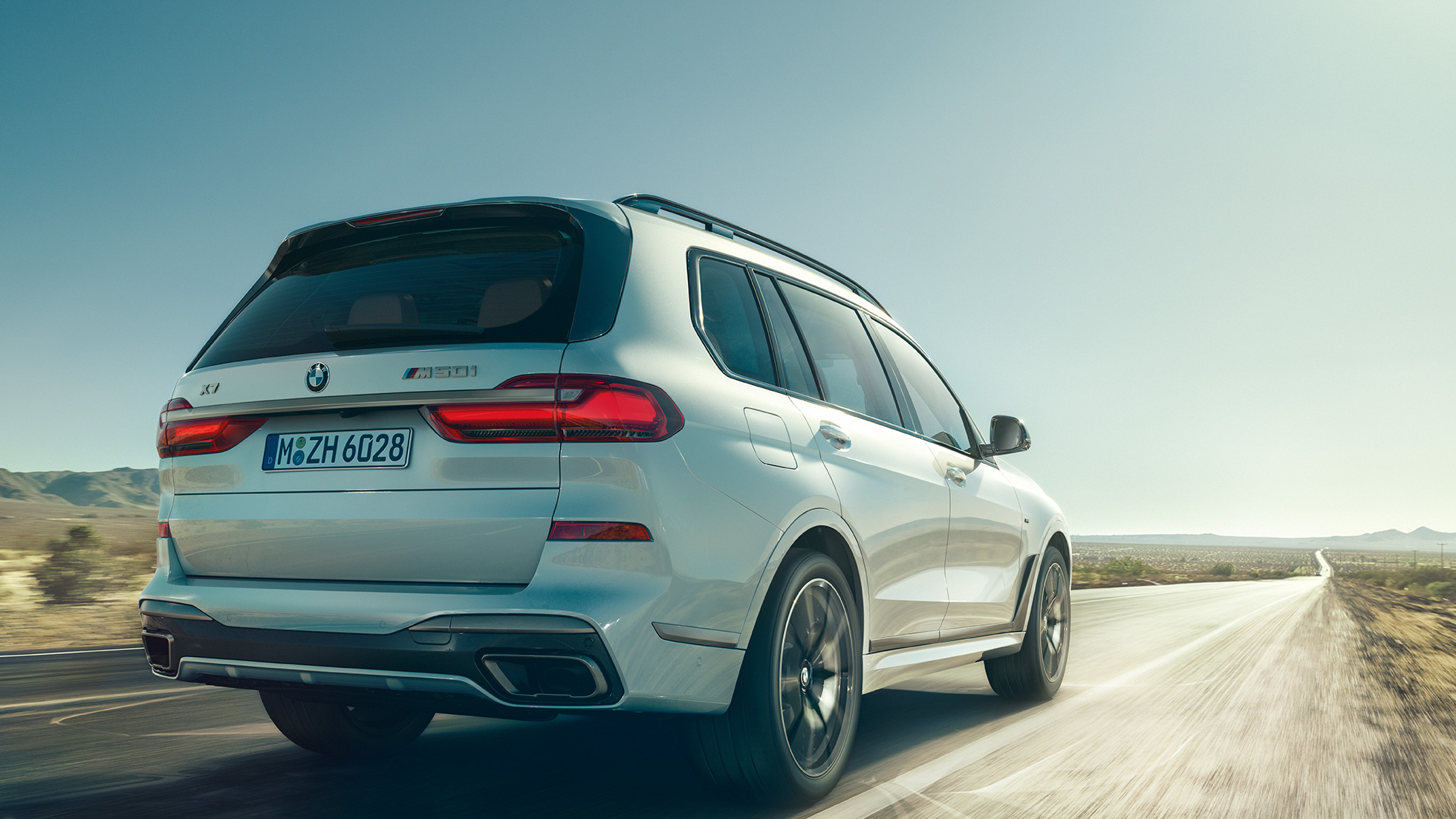 BMW X7 M50i, háromnegyedes hátulnézet A BMW X7 M50i orr-része és motorháztetője felülről, G07, 2019