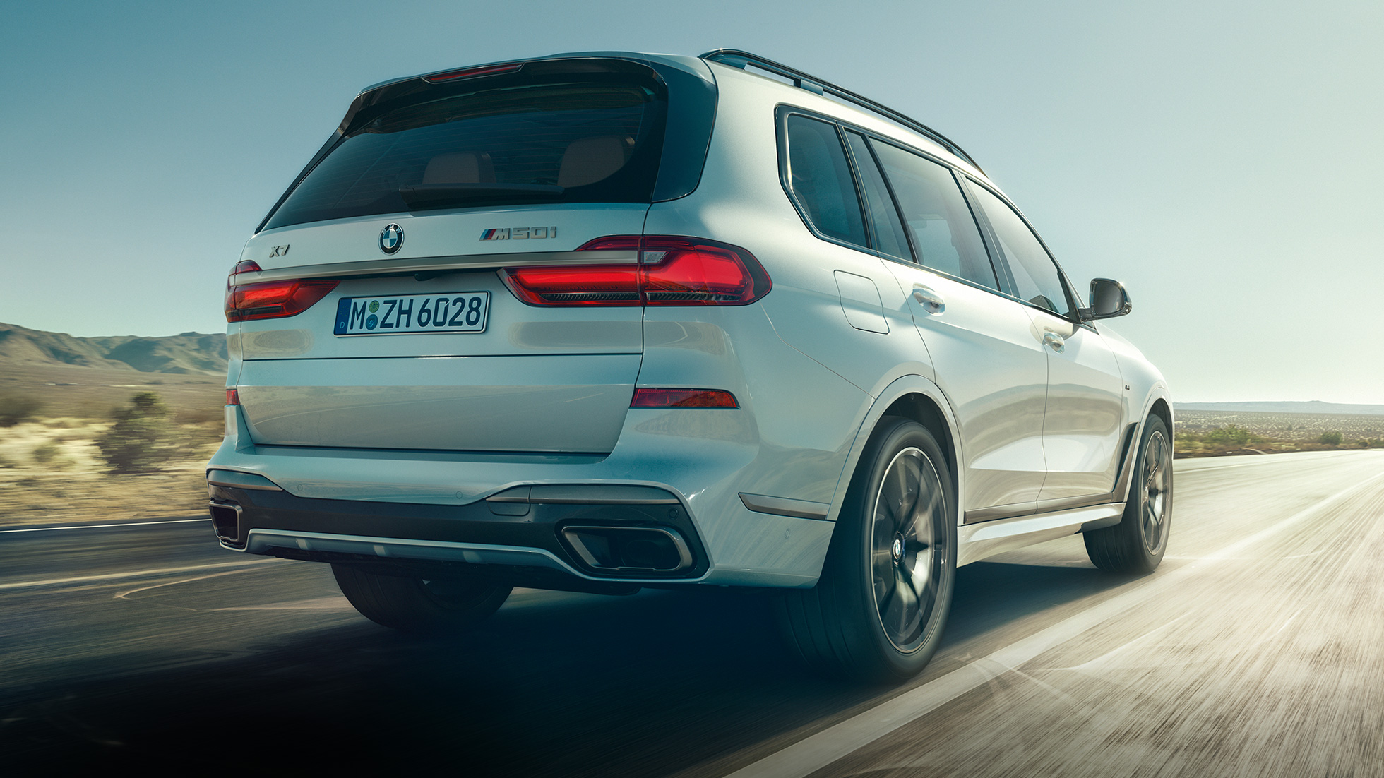 BMW X7 M50i, hátulnézet Egy mozgó, Kristály fehér BMW X7 M50i hátulnézetből, G07, 2019