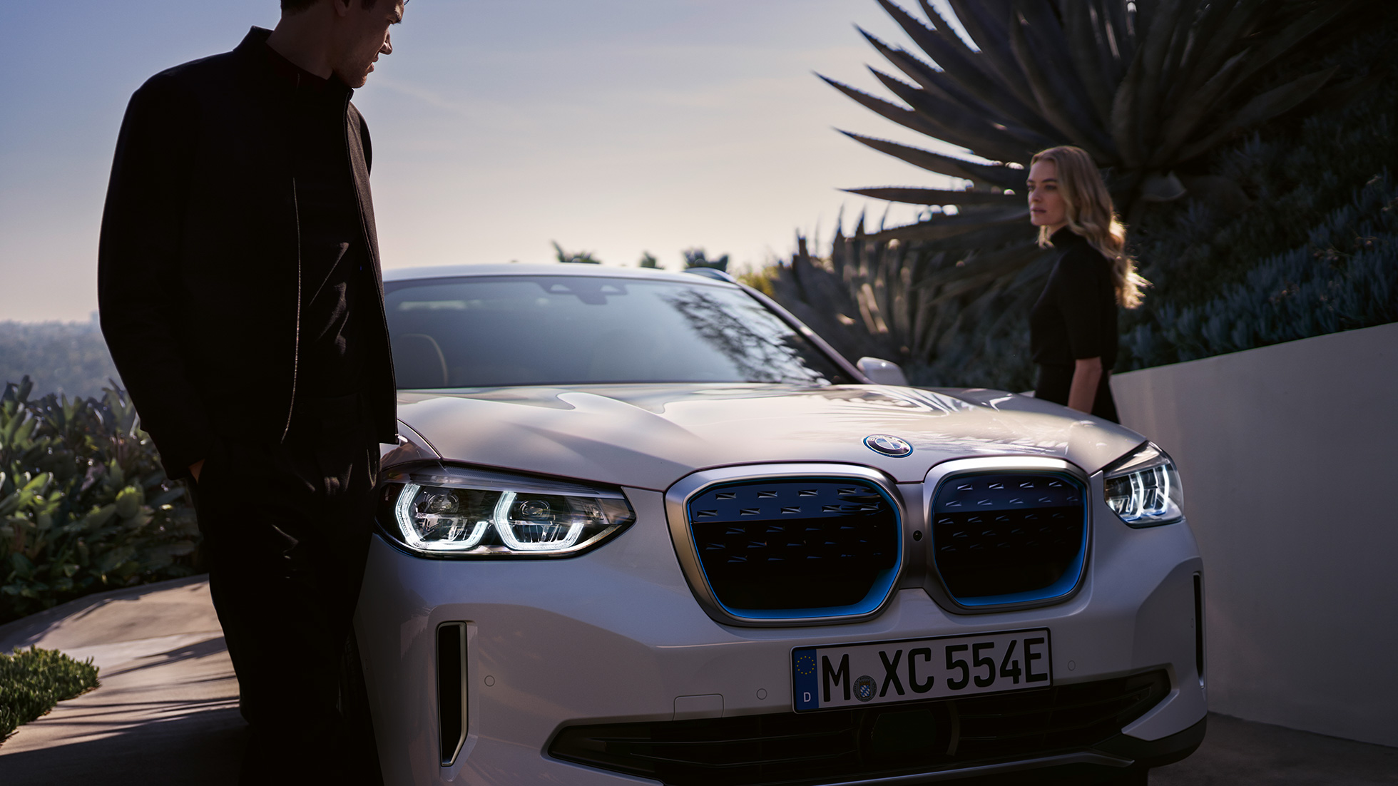 BMW iX3, G08, rézsútos elölnézet a BMW i vesékkel BMW iX3, G08, 2020, egy Kristály fehér metálfényezésű autó rézsútos elölnézetből a BMW i vesékkel