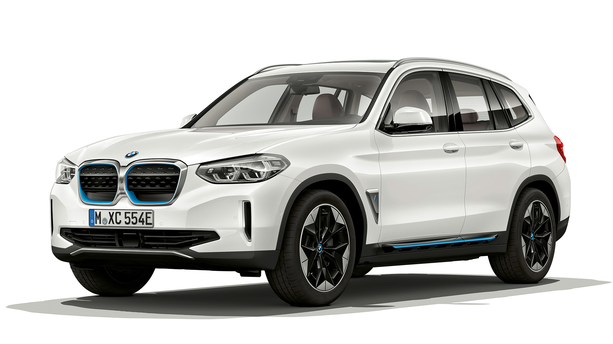 BMW iX3, G08, „Impressive” modell, rézsútos elölnézet BMW iX3, G08, 2020, „Impressive” modell, Kristály fehér metál, rézsútos elölnézet