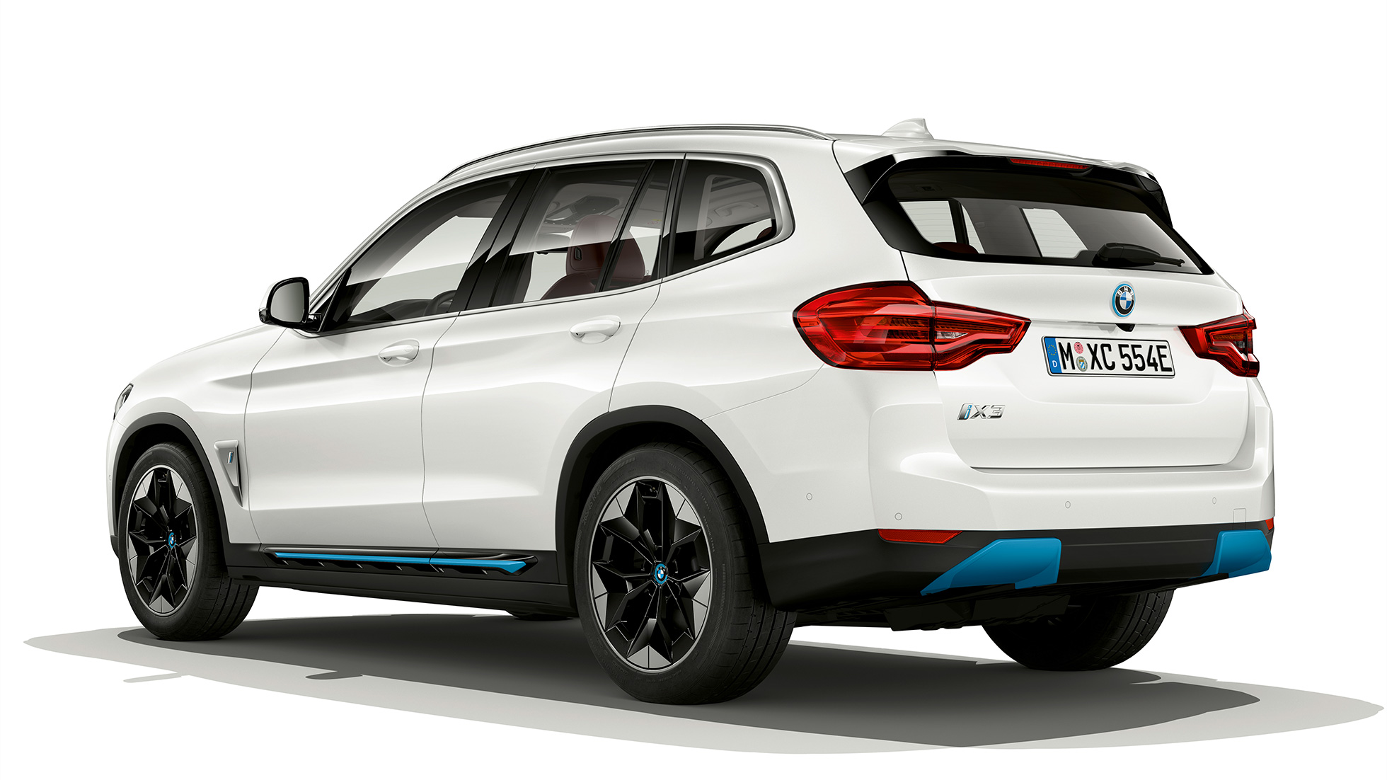 BMW iX3, G08, „Impressive” modell, rézsútos hátulnézet BMW iX3, G08, 2020, „Impressive” modell, Kristály fehér metál, rézsútos hátulnézet