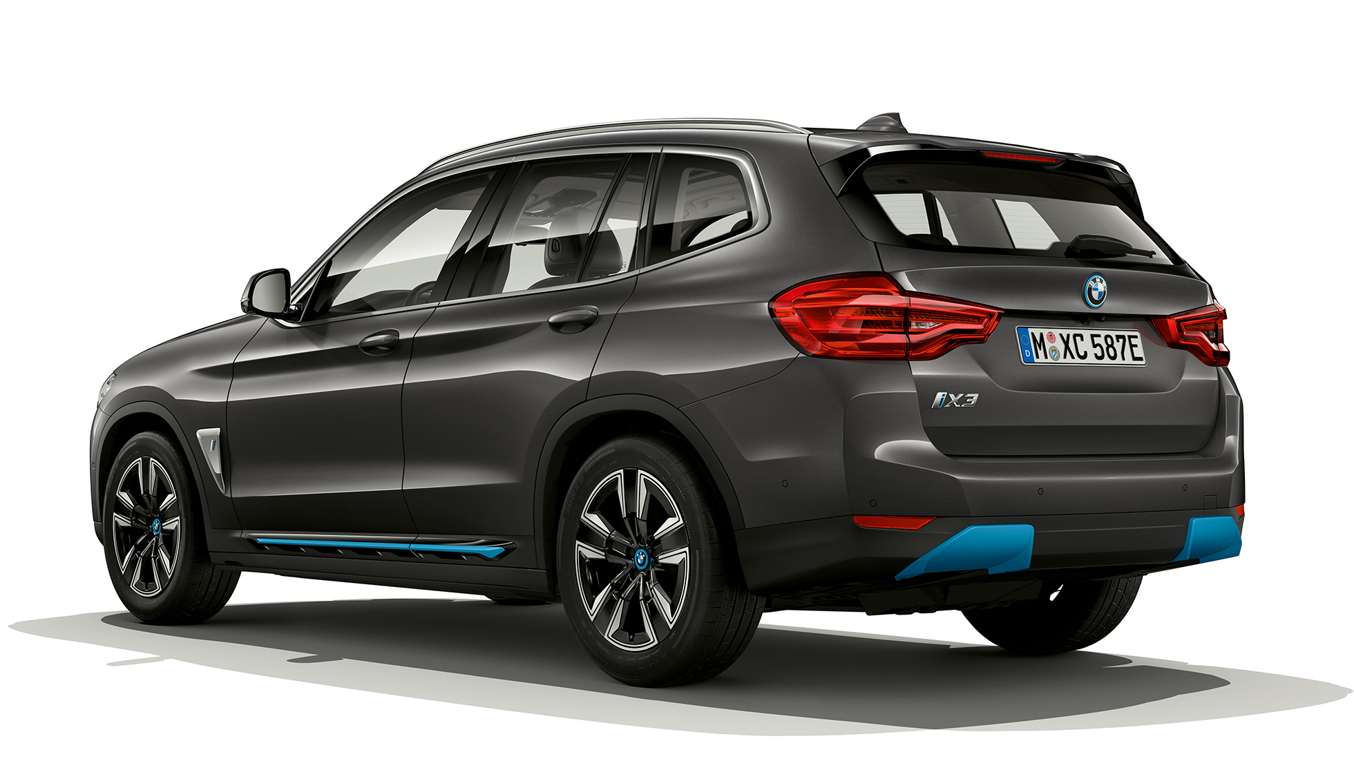 BMW iX3, G08, 2020, „Inspiring” modell, rézsútos hátulnézet BMW iX3, G08, 2020, „Inspiring” modell, Sophisto szürke briliáns hatással, rézsútos hátulnézet