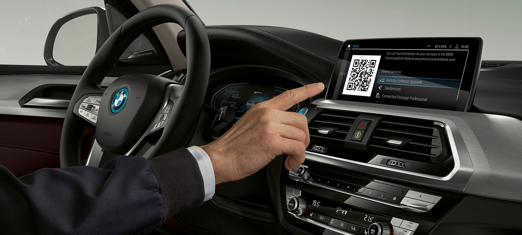 BMW iX3, G08, a vezető központi kijelzőt használja BMW iX3, G08, 2020, a vezető a központi kijelzőt használja, belső tér