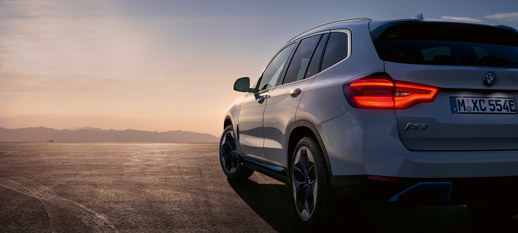 BMW iX3, G08, egy utcán álló autó BMW iX3, G08, 2020, egy utcán álló, Kristály fehér metálfényezésű autó rézsútos hátulnézetből