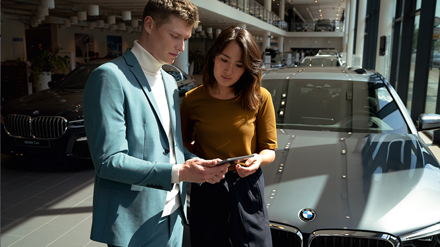 Egy BMW Service munkatárs egy ügyfelet üdvözöl, BMW iX3, G08 BMW iX3, G08, 2021, egy BMW Service munkatárs egy ügyfelet üdvözöl