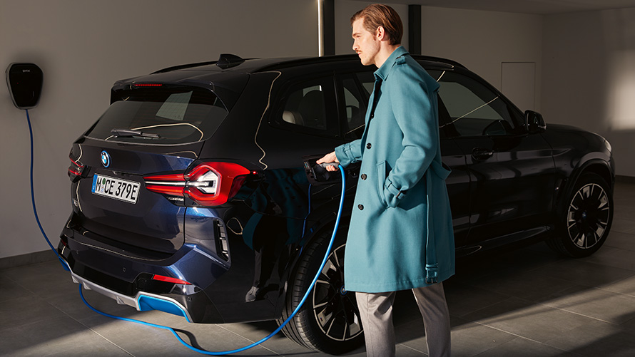 BMW iX3, G08, 2021, elektromos SAV, töltés BMW iX3, G08, 2021, egy elektromos SAV egy nyilvános villámtöltő állomáson