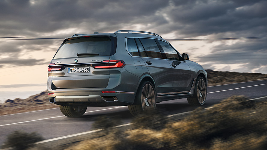 BMW X7, G07, egy úton haladó, első generációs autó rézsútos hátulnézetből BMW X sorozat, BMW X7, G07, egy úton haladó, első generációs autó rézsútos hátulnézetből