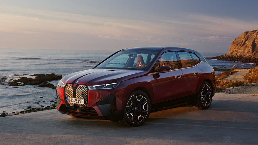 BMW iX, I20, egy álló első generációs autó rézsútos oldalnézetből BMW X modellek, BMW iX, I20, egy álló első generációs autó rézsútos oldalnézetből