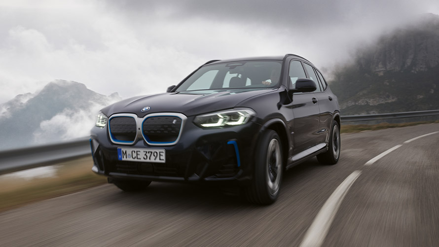 BMW iX3, G08, egy álló első generációs modell rézsútos oldalnézetből BMW X modellek, BMW iX3, G08, egy álló első generációs modell rézsútos oldalnézetből