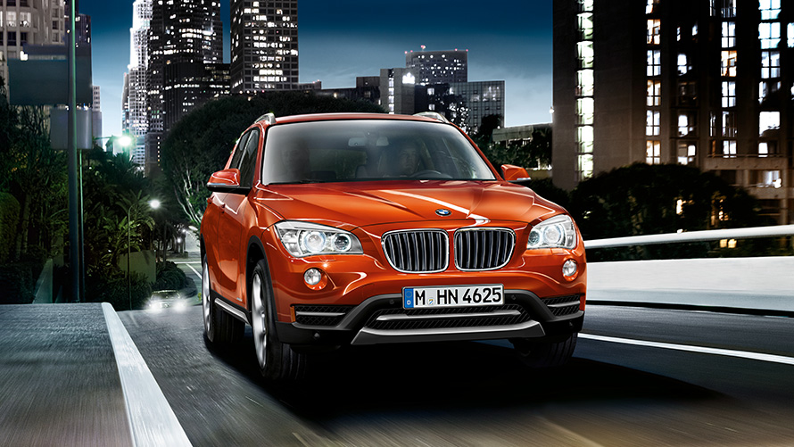 BMW X1, E84, egy utcán, rézsútos elölnézetből látható, első generációs modell BMW X modellek, BMW X1, E84, egy utcán, rézsútos elölnézetből látható, első generációs modell