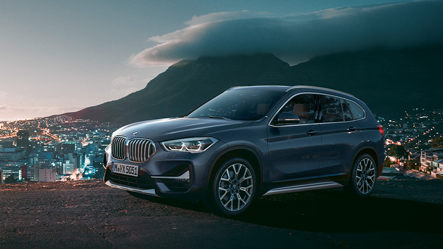BMW X1, F48, egy városi környezetben látható, álló második generációs modell rézsútos oldalnézetből BMW X modellek, BMW X1, F48, egy városi környezetben látható, álló második generációs modell rézsútos oldalnézetből