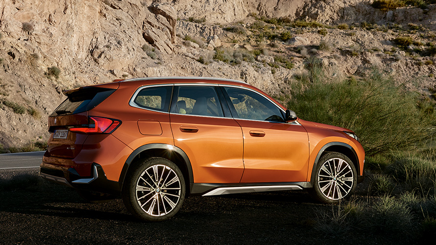 BMW X1, U11, egy úton haladó harmadik generációs autó rézsútos elölnézetből BMW X sorozat, BMW X1, U11, egy úton haladó harmadik generációs autó rézsútos elölnézetből