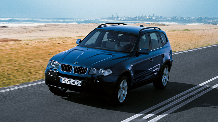 BMW X3, E83, egy utcán haladó, első generációs autó rézsútos BMW X modellek, BMW X3, E83, egy utcán haladó, első generációs autó rézsútos elölnézetből