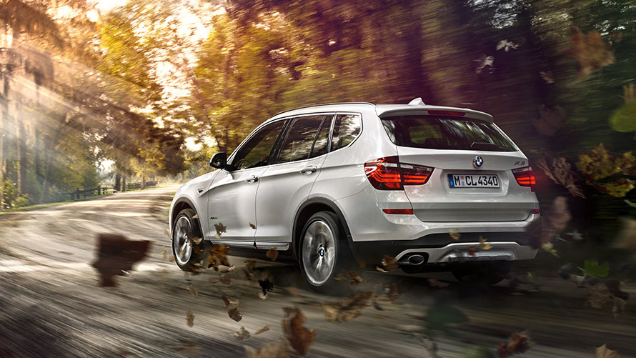 BMW X3, F25, egy utcán haladó, második generációs modell rézsútos elölnézetből BMW X modellek, BMW X3, F25, egy utcán haladó, második generációs modell rézsútos elölnézetből