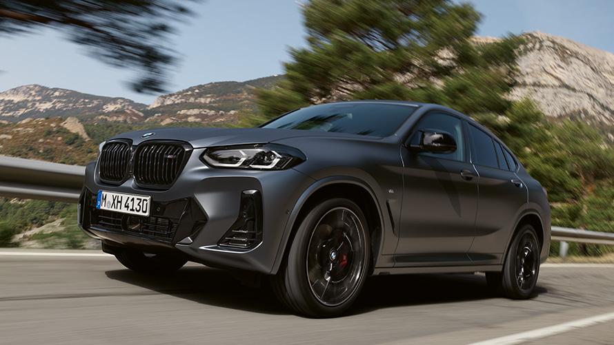 BMW X4, G02, egy utcán haladó második generációs modell rézsútos oldalnézetből BMW X modellek, BMW X4, G02, egy utcán haladó második generációs modell rézsútos oldalnézetből