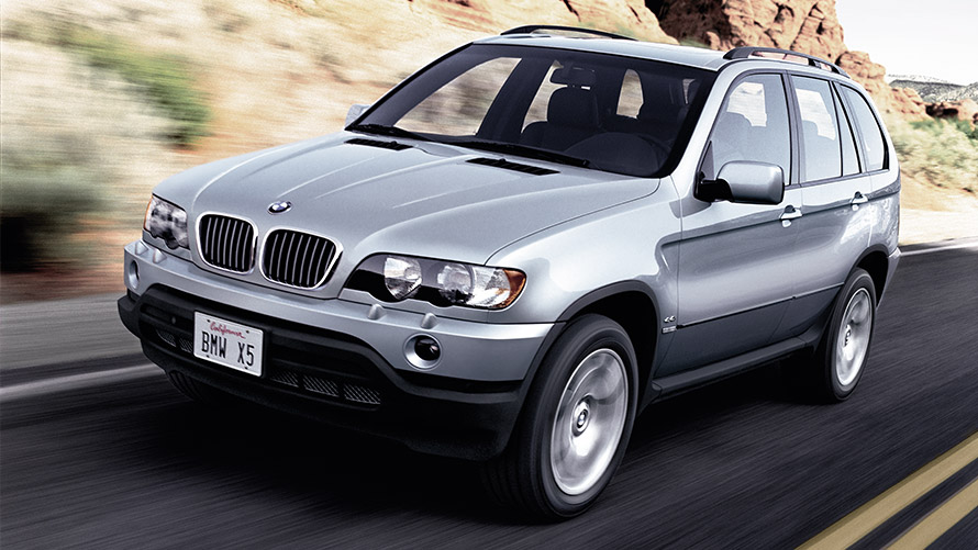 BMW X5, E53, egy utcán haladó első generációs modell rézsútos elölnézetből BMW X modellek, BMW X5, E53, egy utcán haladó első generációs modell rézsútos elölnézetből