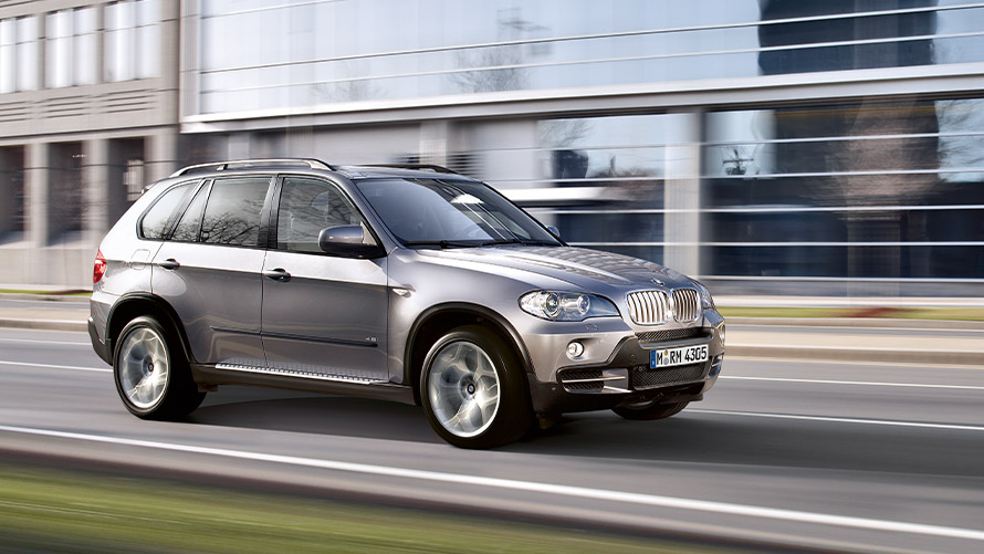 BMW X5, E70, egy utcán haladó, második generációs modell oldalnézetből BMW X modellek, BMW X5, E70, egy utcán haladó, második generációs modell oldalnézetből