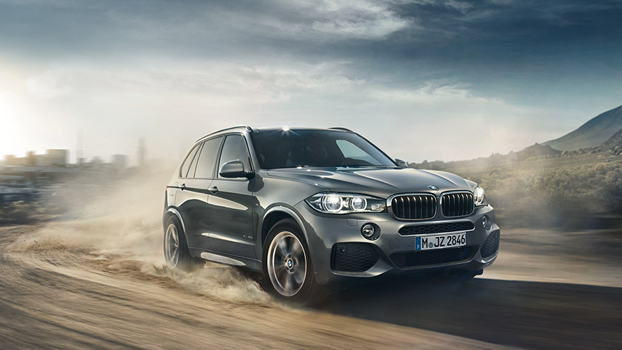 BMW X5, F15, mozgó harmadik generációs modell rézsútos elölnézetből BMW X modellek, BMW X5, F15, mozgó harmadik generációs modell rézsútos elölnézetből