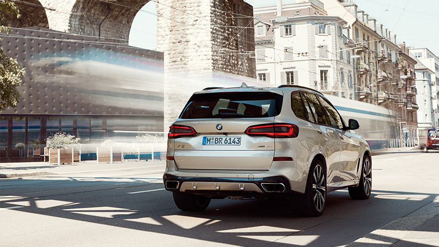 BMW X5, G05, egy épület előtt álló negyedik generációs modell rézsútos hátulnézetből BMW X modellek, BMW X5, G05, egy épület előtt álló negyedik generációs modell rézsútos hátulnézetből