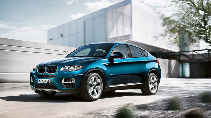 BMW X6, E71, egy első generációs, egy épület előtt álló modell rézsútos oldalnézetből BMW X modellek, BMW X6, E71, egy első generációs, egy épület előtt álló modell rézsútos oldalnézetből