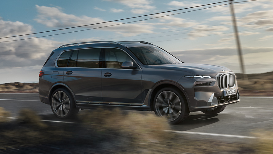 BMW X7, G07, egy álló első generációs modell rézsútos elölnézetből BMW X modellek, BMW X7, G07, egy álló első generációs modell rézsútos elölnézetből