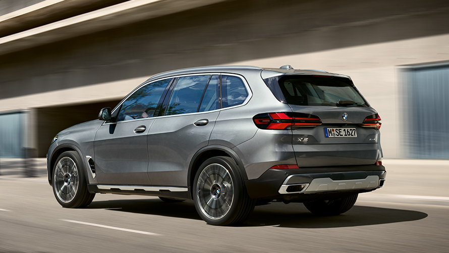 BMW X5, G05, az ötödik generáció rézsútos hátulnézetből BMW X sorozat, BMW X5, G05, egy utcán haladó, ötödik generációs autó rézsútos hátulnézetből