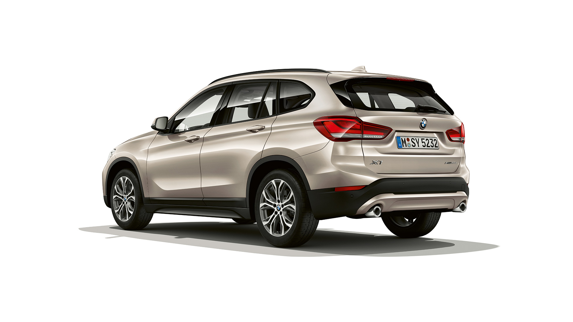 BMW X1, Advantage modell, háromnegyedes hátulnézet. BMW X1, Advantage modell, háromnegyedes elölnézet, stúdióban.