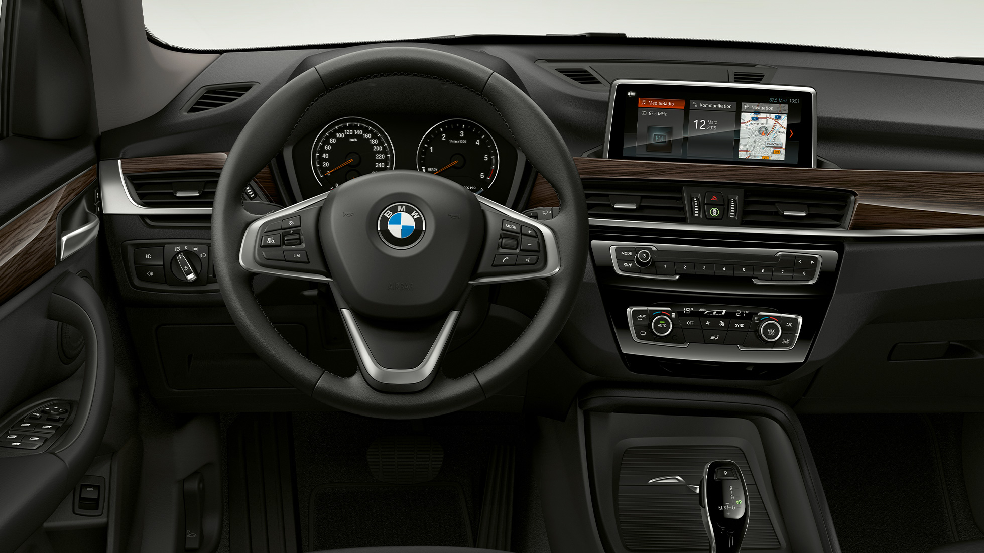 BMW X1, Advantage modell, belső tér. BMW X1, Advantage modell, belső tér, fókuszban a műszerfal.