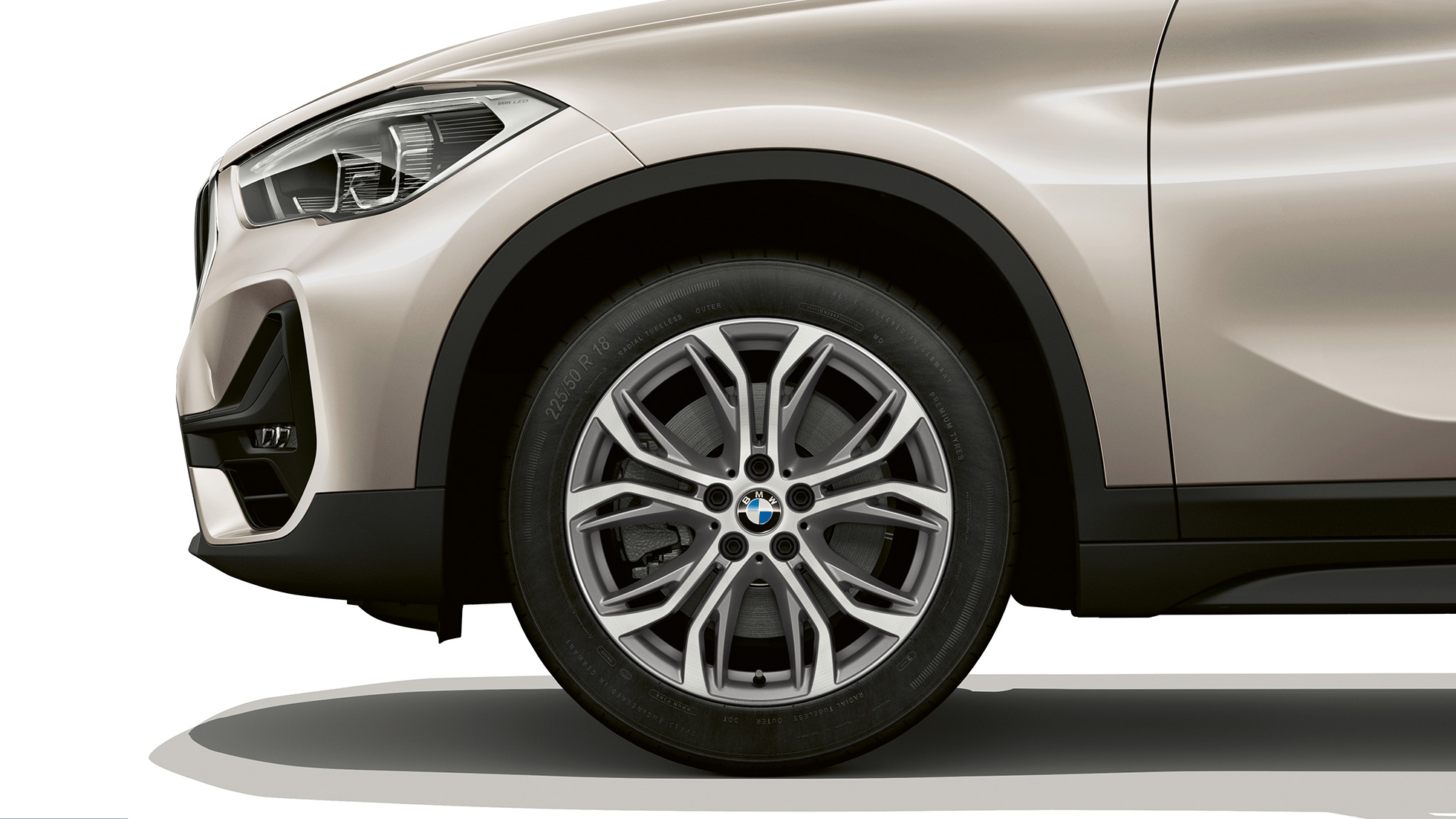 BMW X1, Advantage modell, könnyűfém keréktárcsa. BMW X1, Advantage modell, a könnyűfém keréktárcsa oldalról, közelről.