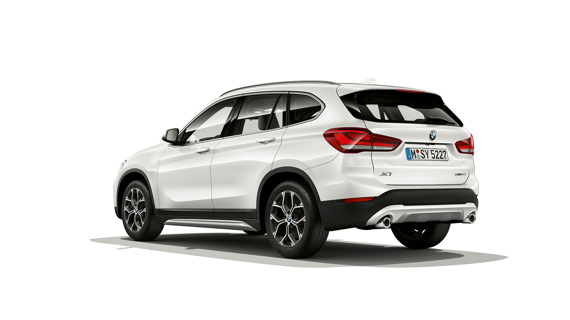 BMW X1, xLine modell, háromnegyedes hátulnézet. BMW X1, xLine modell, háromnegyedes hátulnézet, stúdióban.