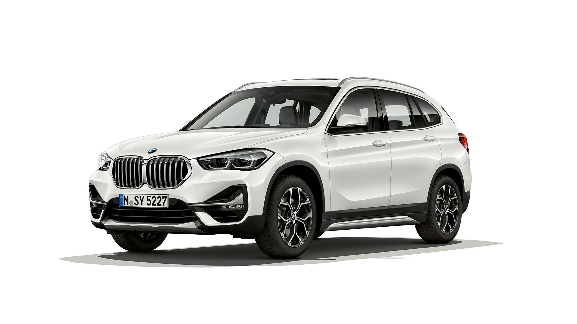 BMW X1, xLine modell, háromnegyedes elölnézet. BMW X1, xLine modell, háromnegyedes elölnézet, stúdióban.