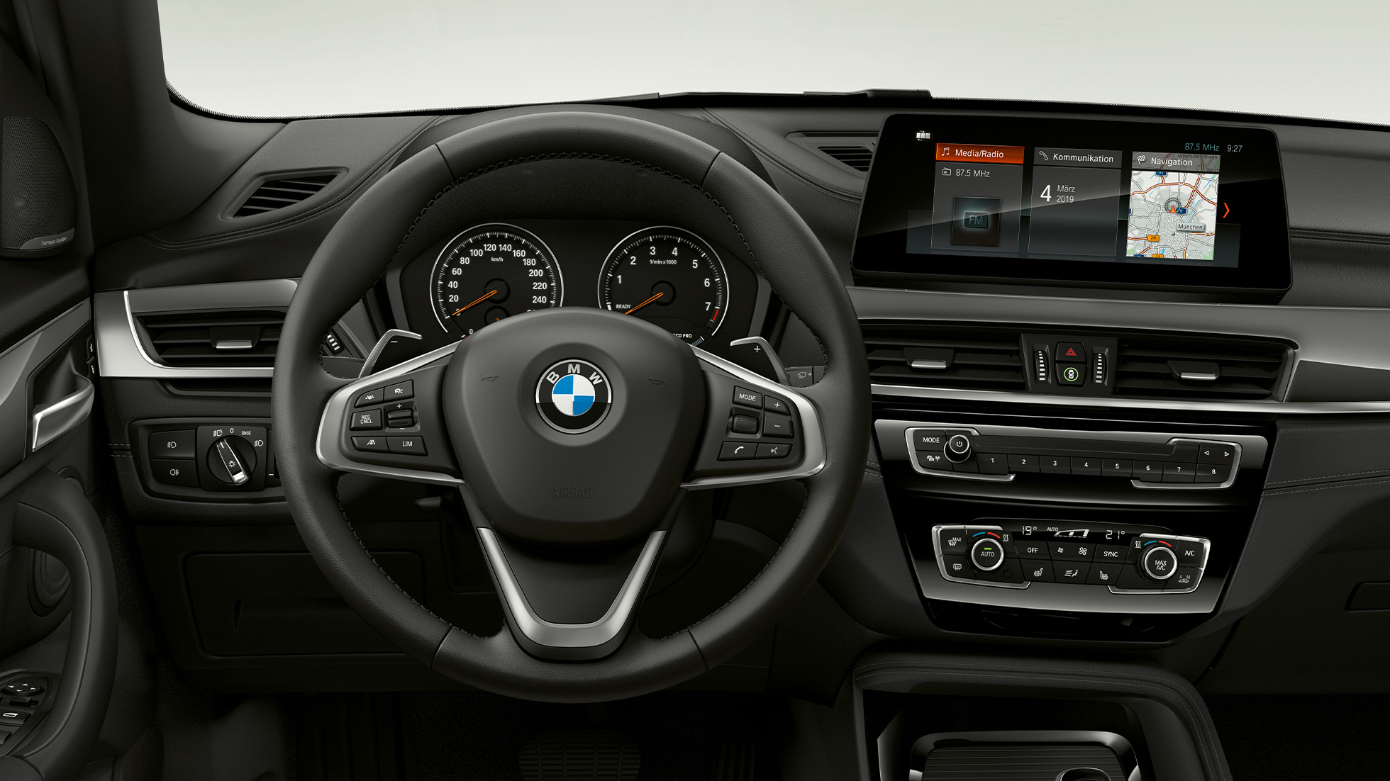 BMW X1, xLine modell, belső tér. BMW X1, xLine modell, belső tér, fókuszban a műszerfal.