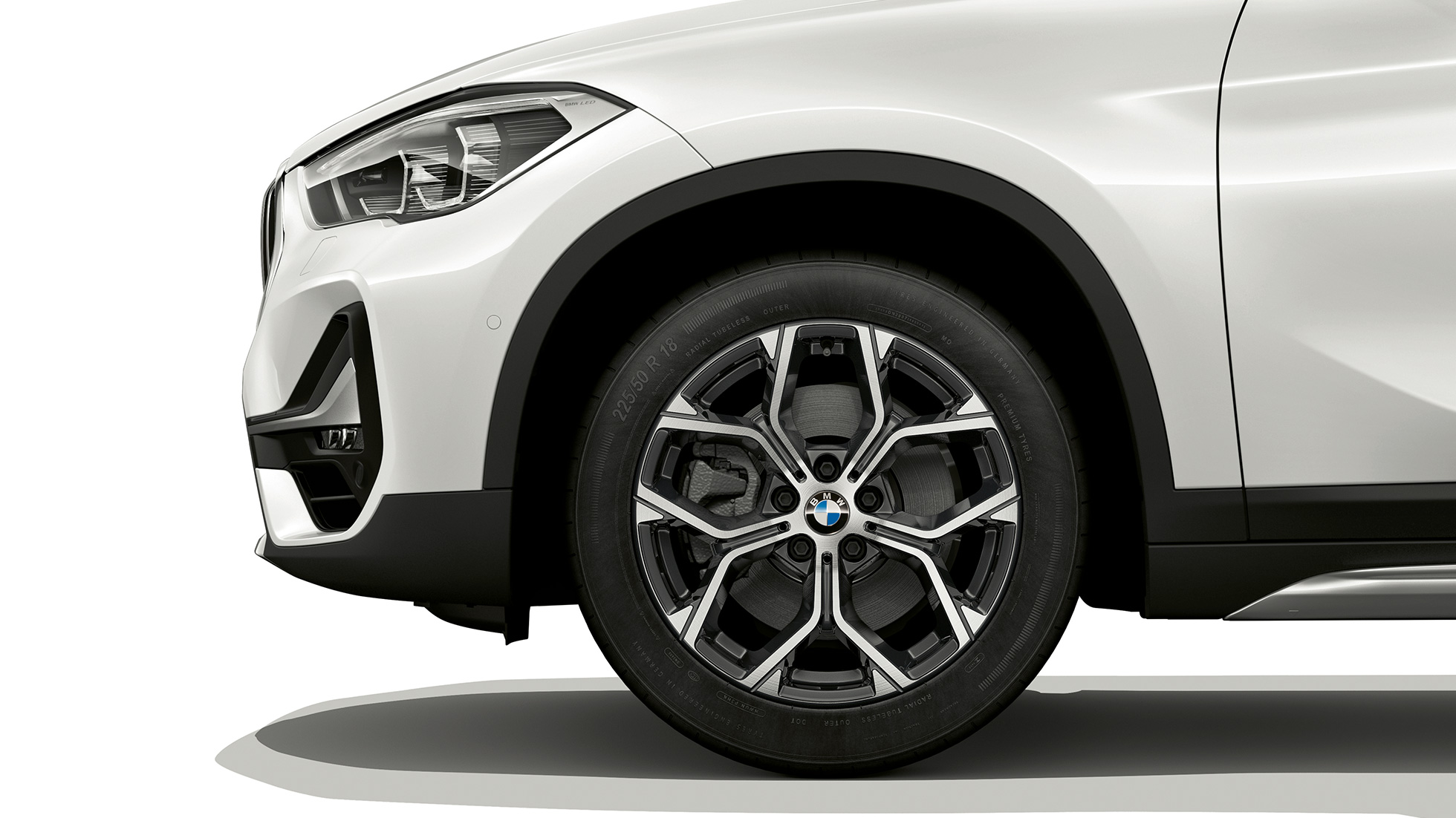 BMW X1, xLine modell, könnyűfém keréktárcsa. BMW X1, xLine modell, a könnyűfém keréktárcsa oldalról, közelről.