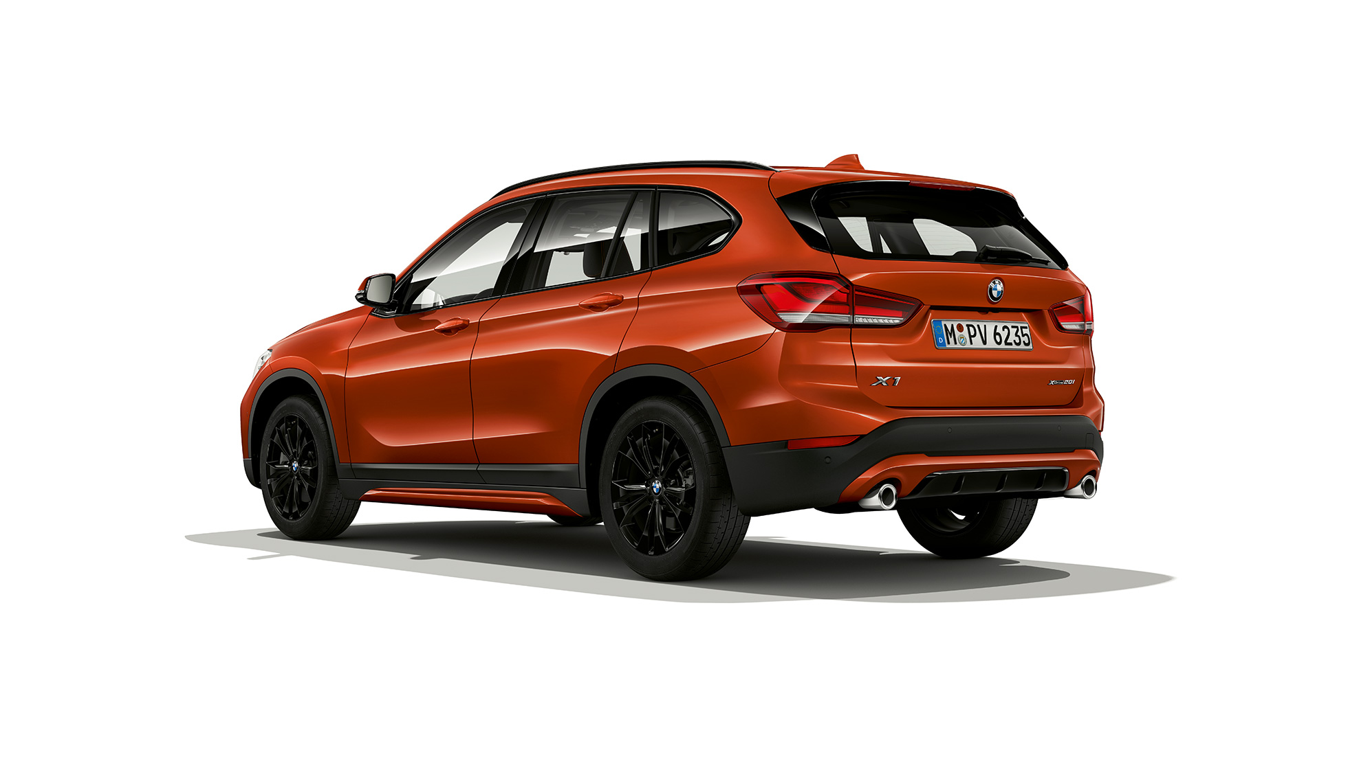 BMW X1, Sport Line modell, háromnegyedes hátulnézet. BMW X1, Sport Line modell, háromnegyedes hátulnézet, stúdióban.