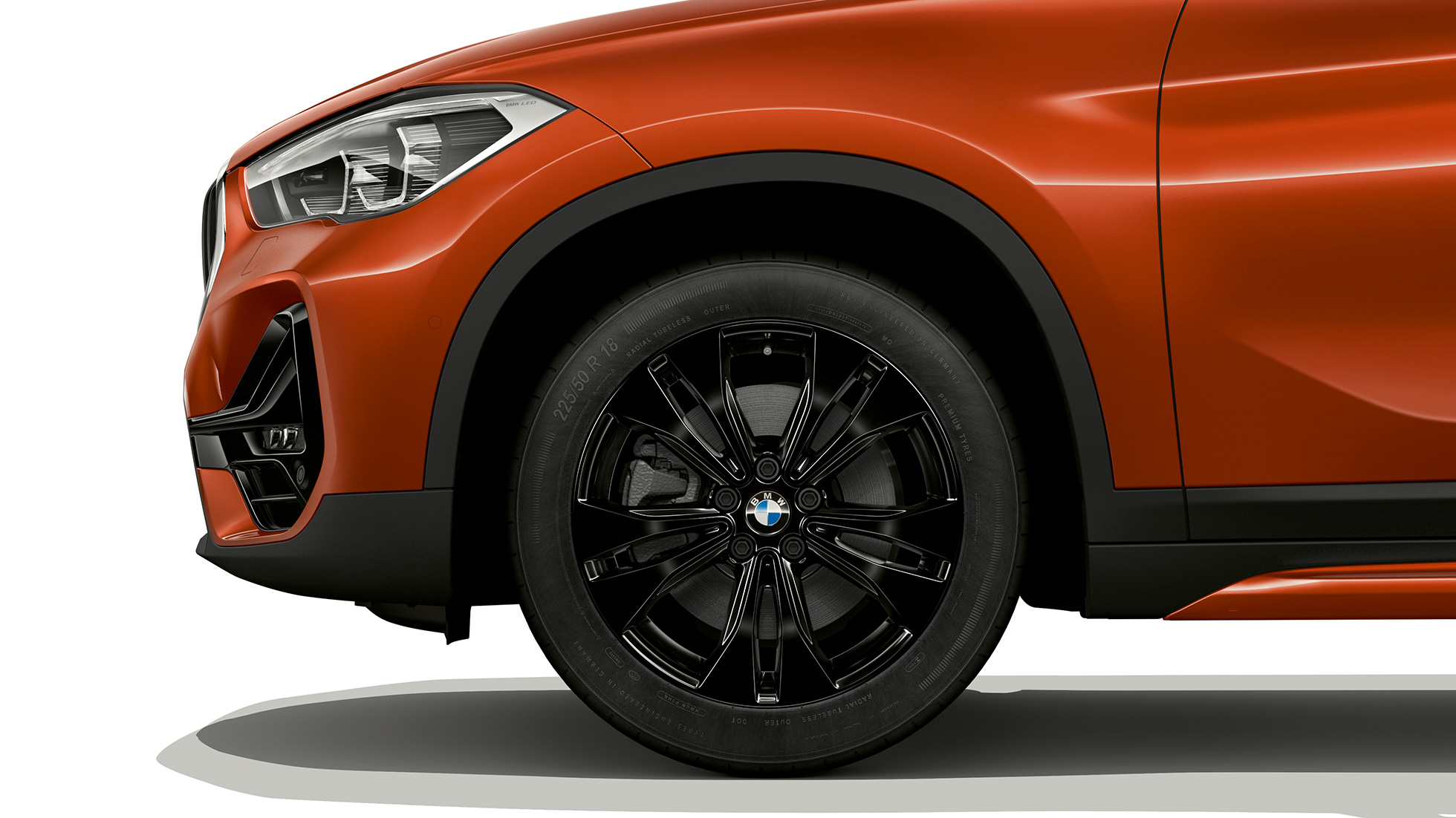 BMW X1, Sport Line modell, könnyűfém keréktárcsa BMW X1, Sport Line modell, a könnyűfém keréktárcsa oldalról, közelről.