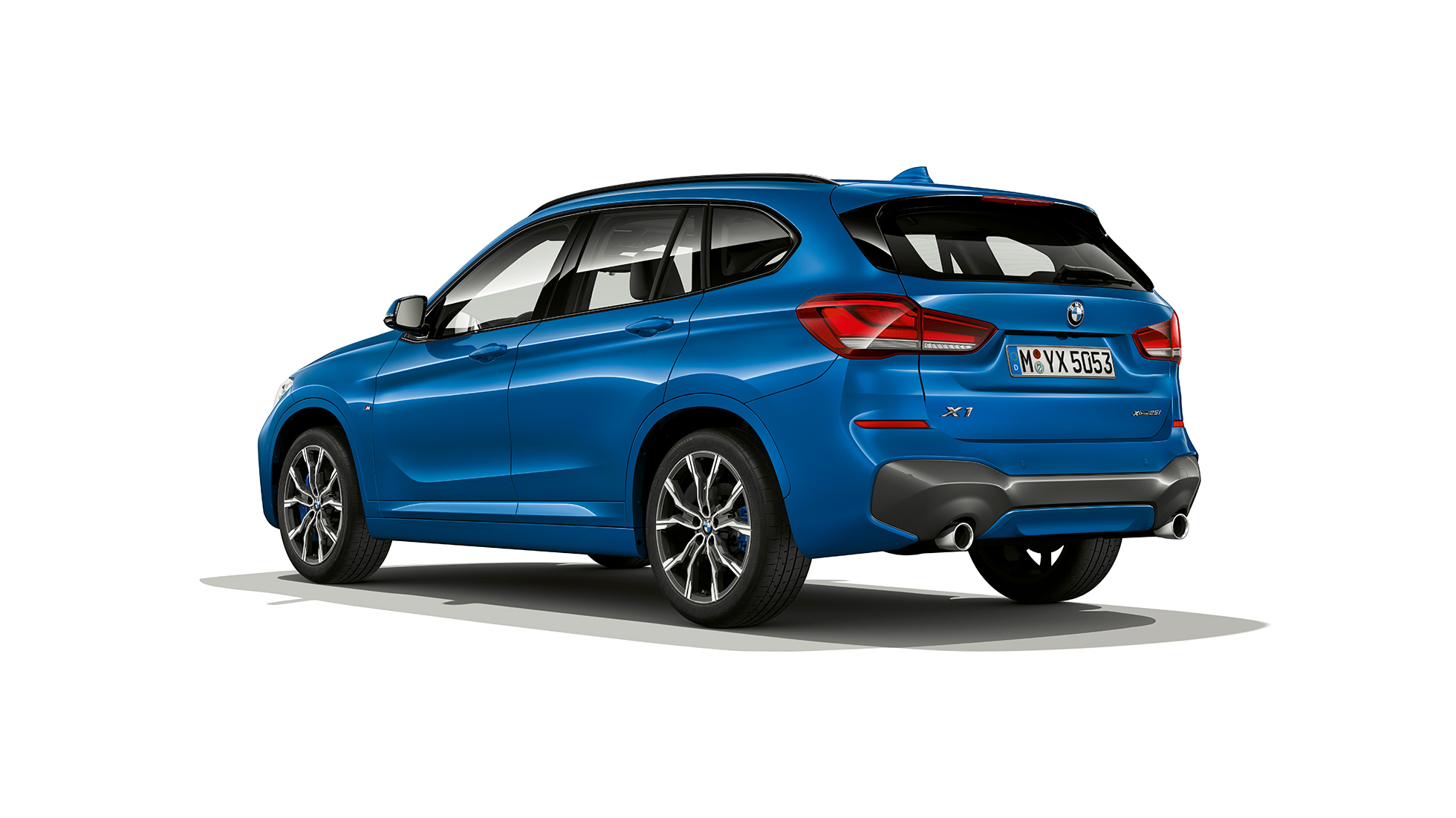 BMW X1, M Sport modell, háromnegyedes hátulnézet. BMW X1, M Sport modell, háromnegyedes hátulnézet, stúdióban.