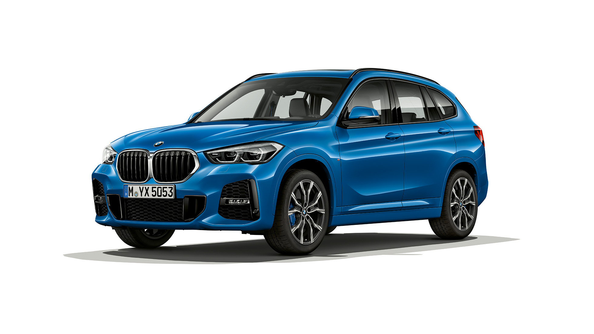 BMW X1, M Sport modell, háromnegyedes elölnézet. BMW X1, M Sport modell, háromnegyedes hátulnézet, stúdióban.