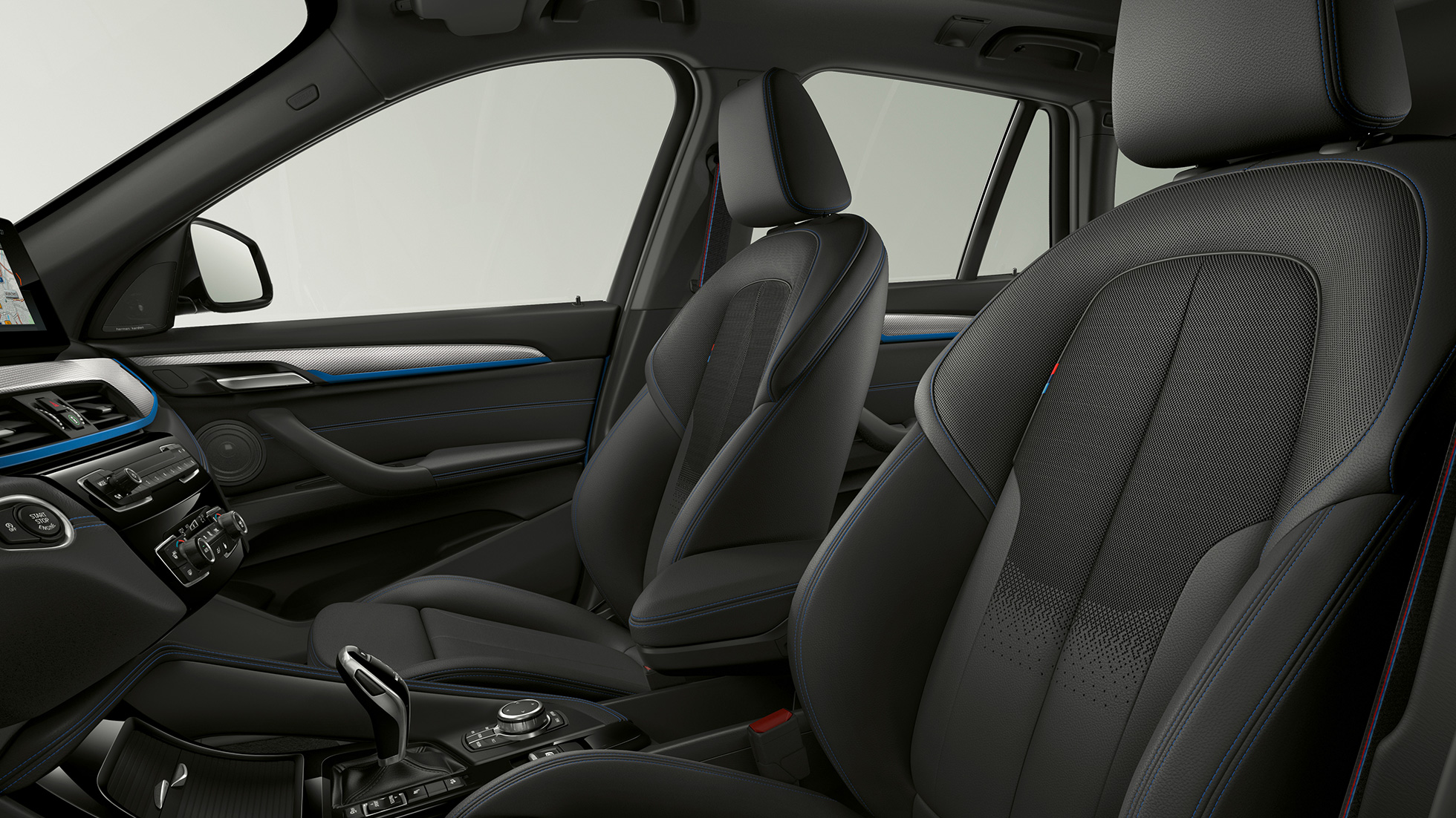 BMW X1, M Sport modell, kárpit. BMW X1, M Sport modell, belső tér, fókuszban a kárpit.