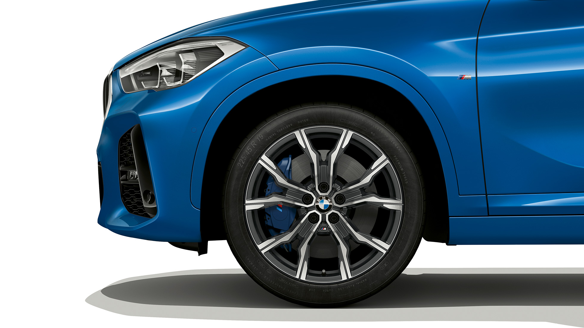 BMW X1, M Sport modell, könnyűfém keréktárcsa. BMW X1, M Sport modell, a könnyűfém keréktárcsa oldalról, közelről.