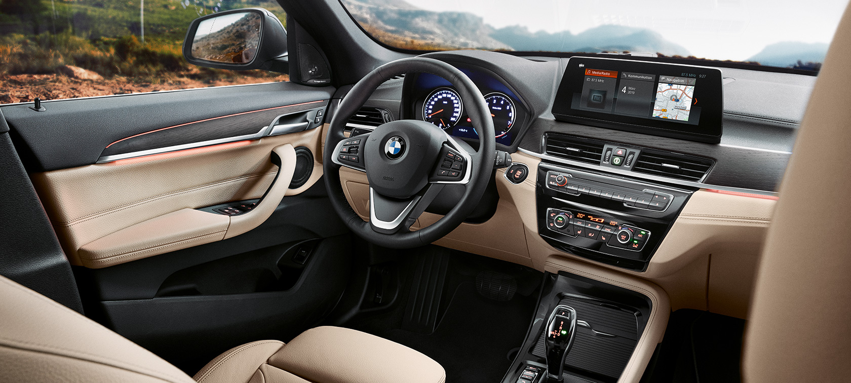 BMW X1, műszerfal. BMW X1, a belső tér, fókuszban a műszerfal.